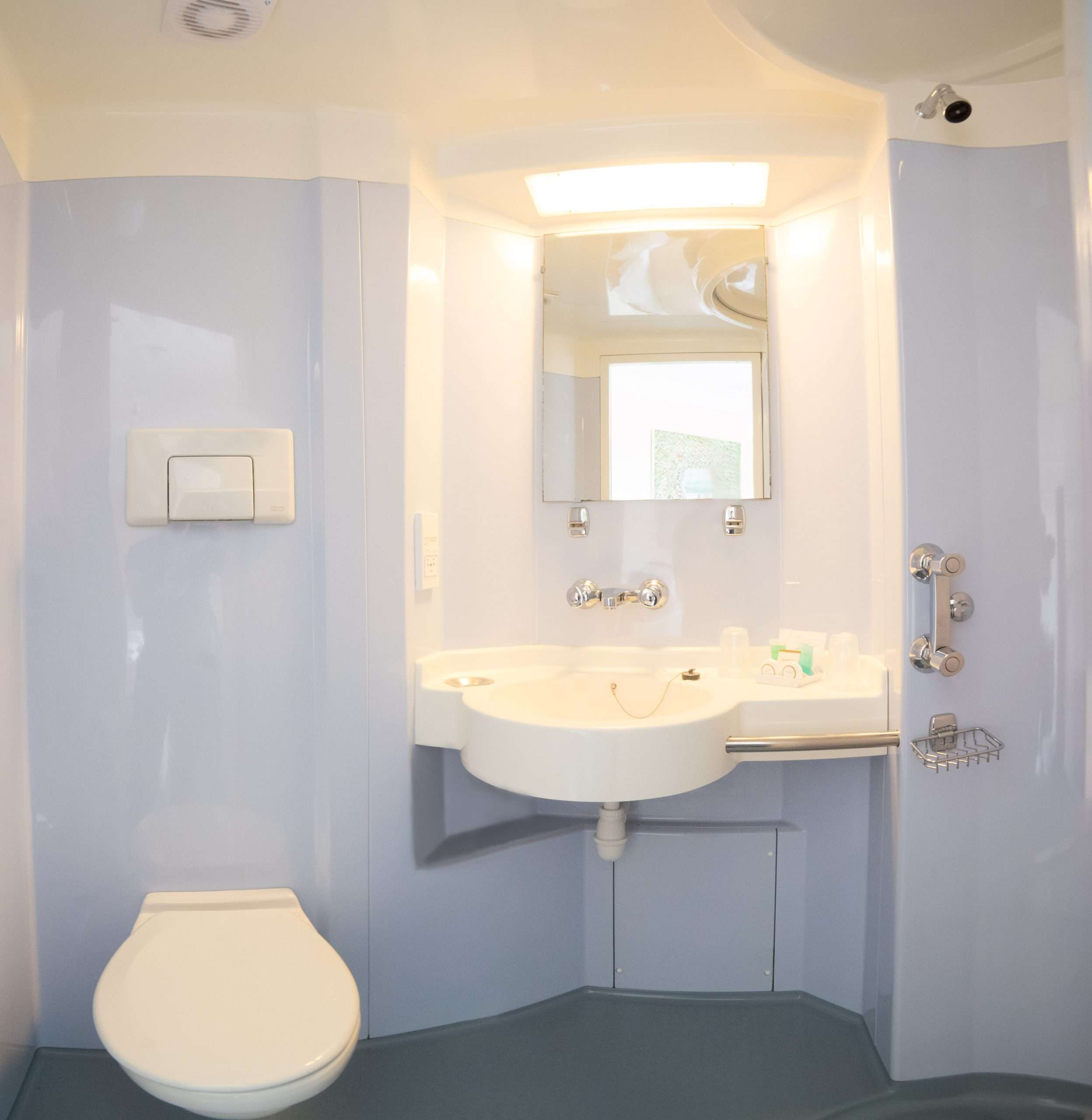 Classic Twin Room with sea view ensuite bathroom at Camelot Castle Hotel