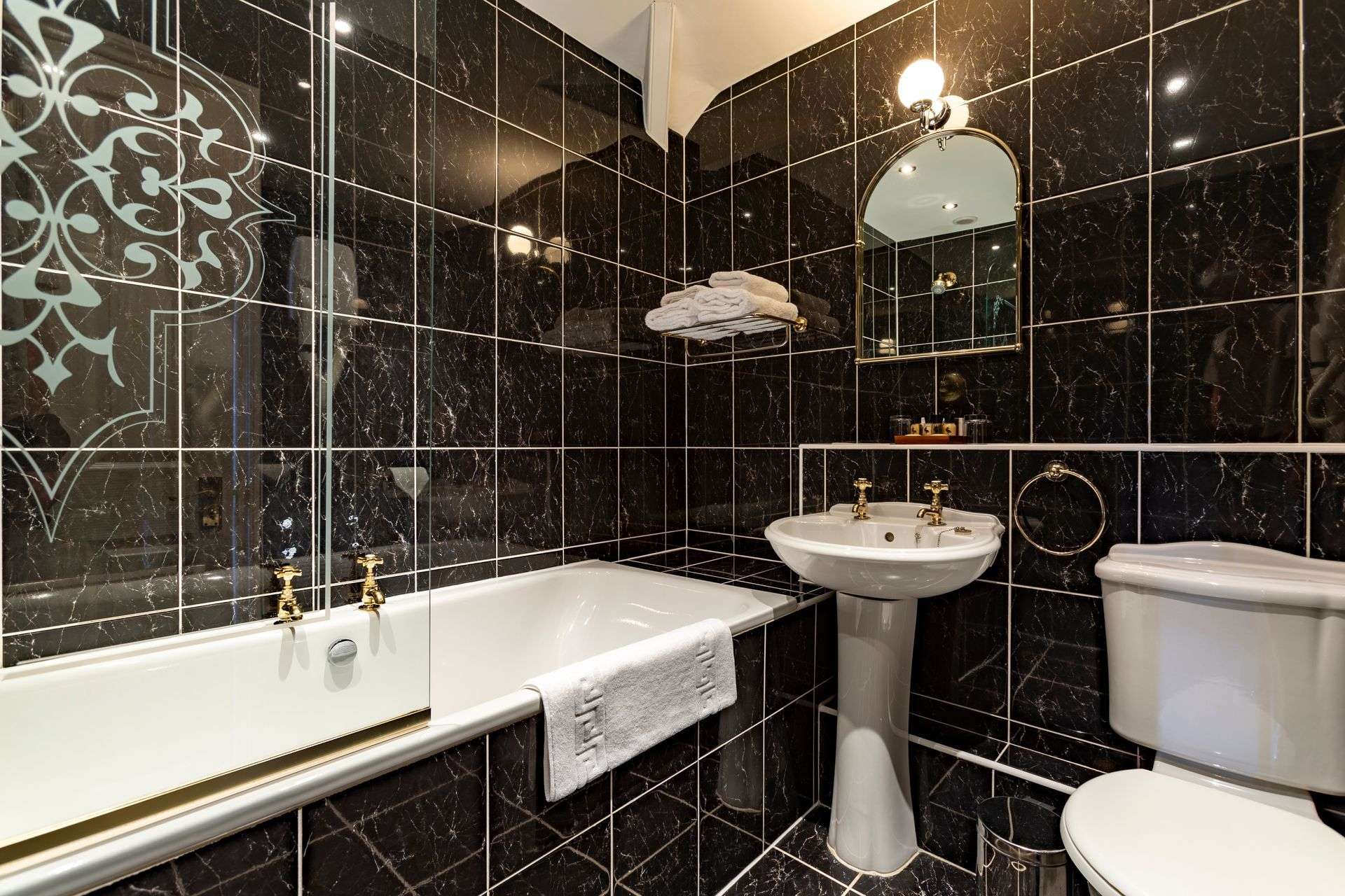 Deluxe Four Poster Room bathroom with wash basin and bath