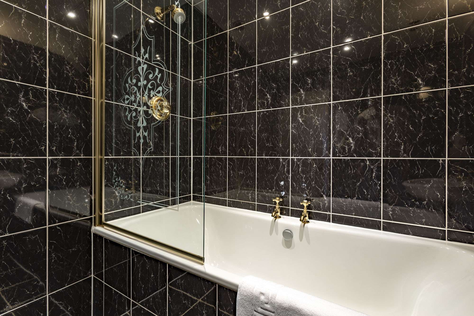 Bathroom shower in the Deluxe Four Poster Room